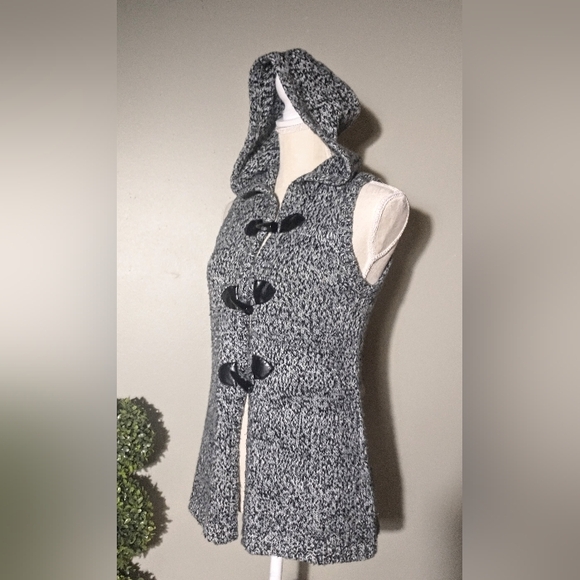 Black & White Hooded Vest w/ Black Toggle Buttons - PS - Sharagano - Picture 4 of 9